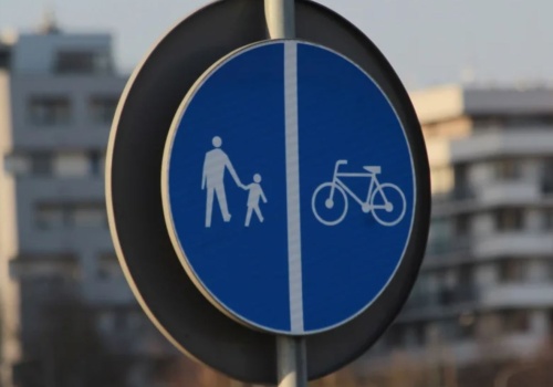 Blisko kilometr nowej drogi rowerowej w Krakowie. W tle wycinka drzew