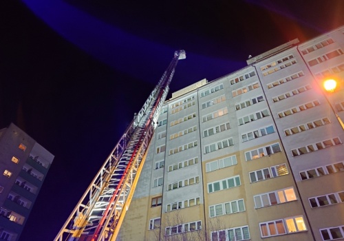 Z ostatniej chwili: Pożar na dachu wieżowca na osiedlu – foto