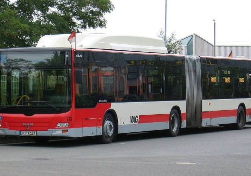 15-latek ukradł autobus. Chciał zawieźć dziewczynę do szkoły
