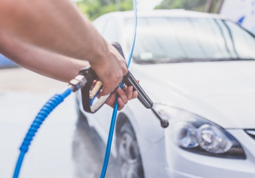 Jak myć auto na myjni bezdotykowej? Te triki oszczędzają czas