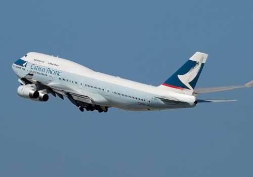Cathay Pacific podnosi opłaty paliwowe