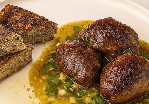 Policzki wieprzowe w sosie z wyjątkowym omletem gryczanym Jurka Sobieniaka