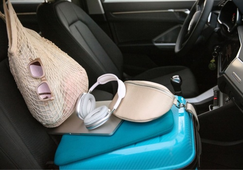 Mały dodatek, który zmienia komfort podróży. Coraz więcej kierowców wozi go w aucie