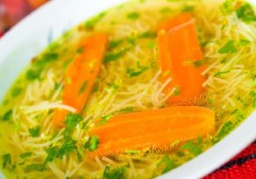 Dodaj 1 duży liść. Rosół zyska niesamowitą klarowność i nabierze lepszego smaku