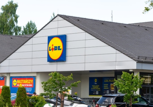 Skórzane sneakersy za 89 zł? Lidl ma HIT, po który warto stanąć w kolejce. W CCC też tanio