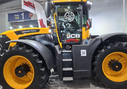 JCB Fastrac 6300. Oto ciągnik z kagańcem, bo jest za szybki. Ile kosztuje ten bolid?