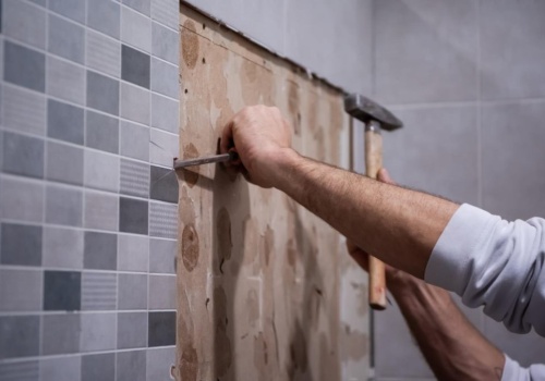 Stare kafelki mogą wyglądać jak nowe. Zamiast skuwać, zrób to. Łazienka będzie nie do poznania