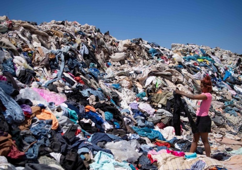 Góra wstydu z ubrań. 