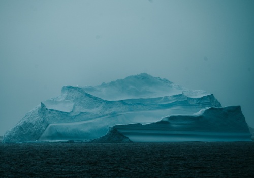 Krwawe wodospady Antarktydy. Co naprawdę płynie w lodzie na końcu świata?