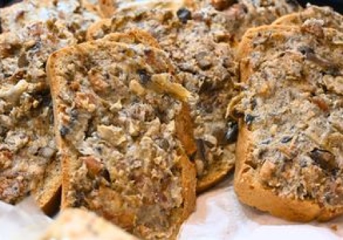 Dorzucam do babcinego smarowidła. Podkręcają smak lepiej niż skwarki