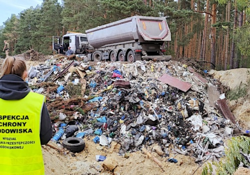 Nielegalne odpady na polu lub w hali? Rolnik może zostać z ogromną karą