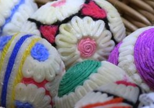 Jak zdobić jajka rdzeniem sitowia? Tradycja wraca do łask