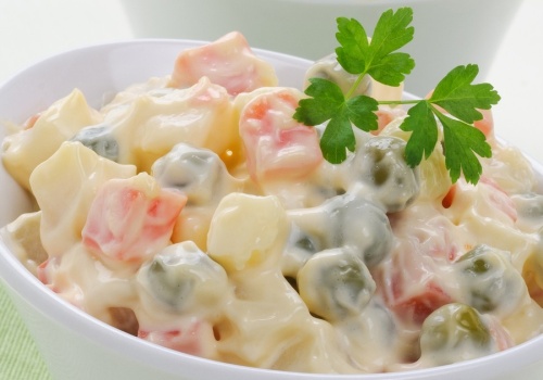 Co zrobić, żeby sałatka jarzynowa nie skwaśniała? Doświadczone gospodynie stosują zasadę OW