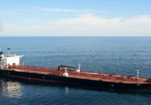 MAE uwalnia rezerwy ropy naftowej. Dostawy z Azji jeszcze w marcu