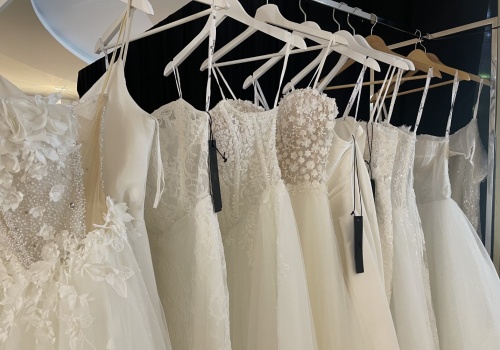 Francuska koronka i chokery najmodniejsze w modzie ślubnej