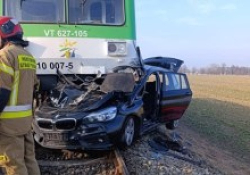 BMW pod szynobusem. Kobieta nie żyje