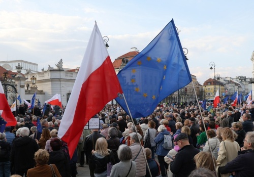Tłumy przed Pałacem Prezydenckim. 