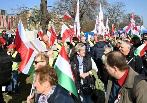 Polskie flagi na ulicach Budapesztu. Tusk zamieścił węgierskie przysłowie