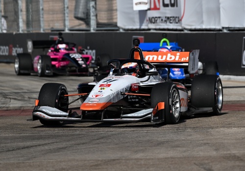 Tymek Kucharczyk znów na podium! Emocjonujący wyścig INDY NXT w Arlington