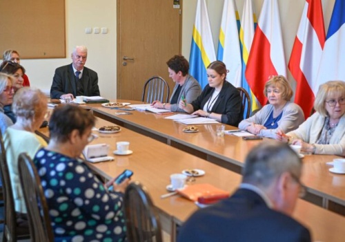 Miejska Rada Seniorów omawia współpracę i rozwój placówek dla starszych mieszkańców Częstochowy