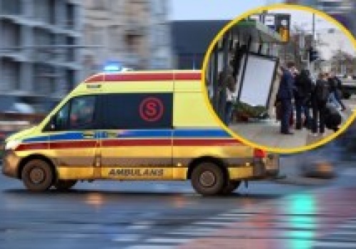 Samochód wjechał w przystanek tramwajowy. Jedna osoba ciężko ranna