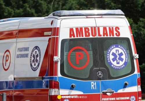 Samochód wjechał w przystanek tramwajowy w Poznaniu. 25‑latka walczy o życie