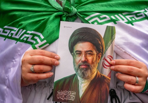 Ajatollah Chamenei nie chciał, by jego syn rządził Iranem. 