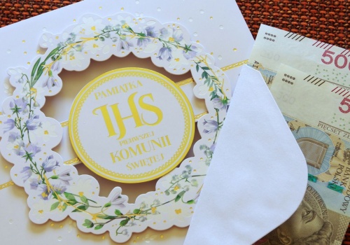 Tyle wypada włożyć do koperty na komunię. 