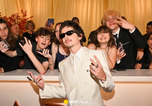 Przed Oscarami wywołał aferę. Timothée Chalamet cały na biało