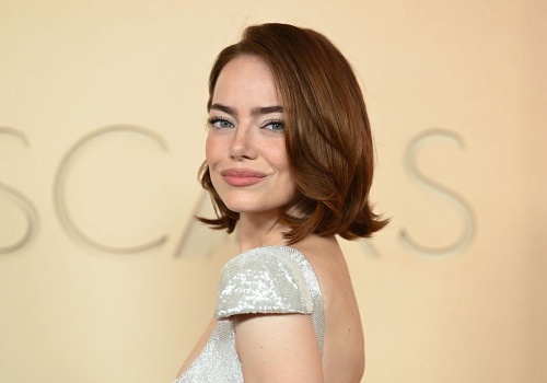 Koniec z „tapetą” na twarzy. Ten naturalny makijaż rządził na Oscarach – będzie hitem wiosennych imprez i wesel