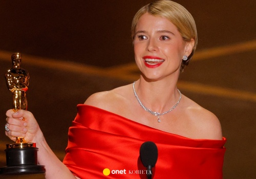 Jessie Buckley triumfuje na Oscarach 2026. 
