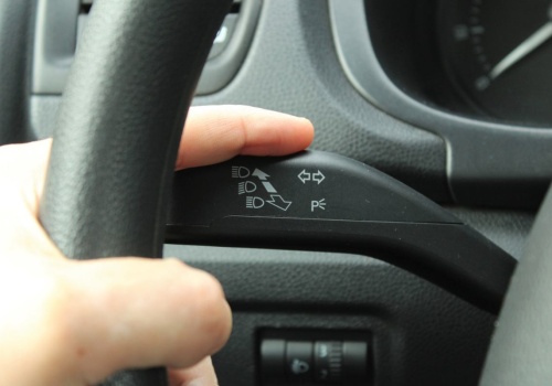 Pas tylko do skrętu a kierunkowskaz. Czy jest obowiązkowy?