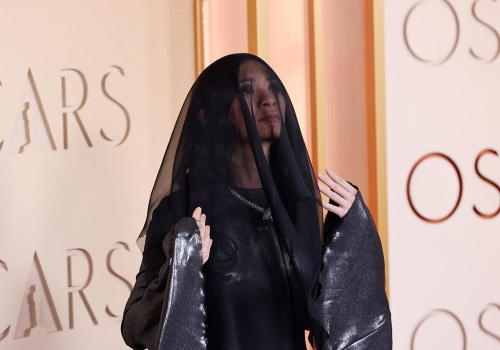 Żałobny welon na gali Oscarów 2026? Stylizacja reżyserki „Hamneta” Chloé Zhao podzieliła widzów