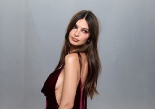 Bordowy total look. Tę stylizację łatwo odtworzyć