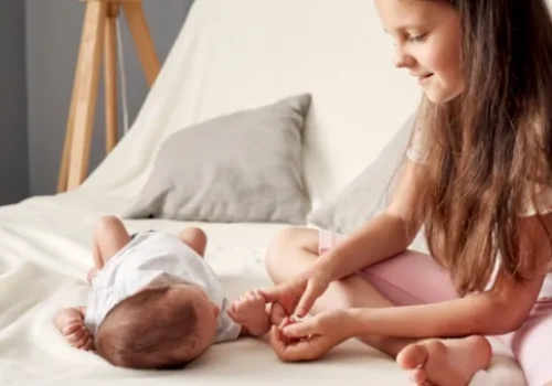 Prezent dla starszego brata i siostry od noworodka: Pomysły dla rodzeństwa