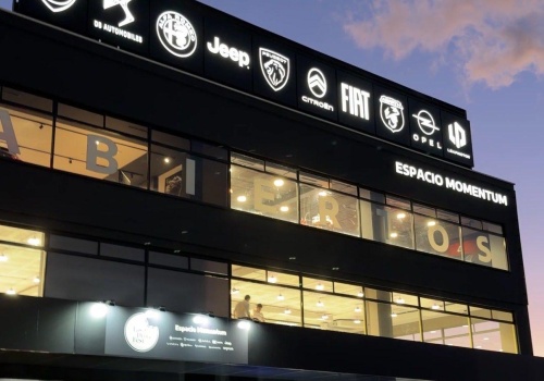 Carvana kupuje salony Stellantis. To coś więcej niż zwykła transakcja