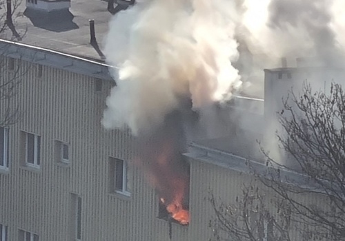 Pożar w budynku wielorodzinnym przy ul. Skautów w Lublinie. Na miejscu pracuje kilka zastępów straży pożarnej