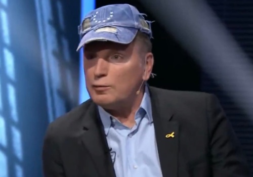 Przyszedł do TVP w sfatygowanej czapce z gwiazdkami UE. Tomasz Lis wywołał burzę swoim wyglądem