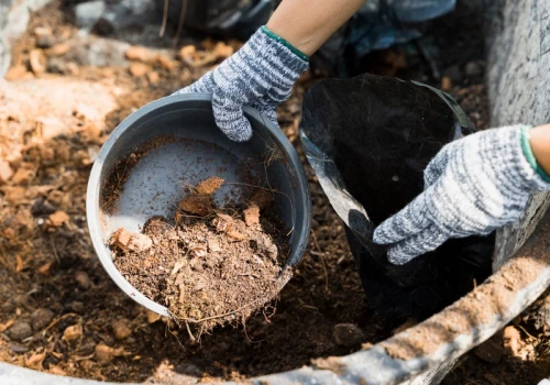 Nie ruszaj kompostu w ciemno. Jeden prosty test pokaże, czy jest już gotowy na wiosnę