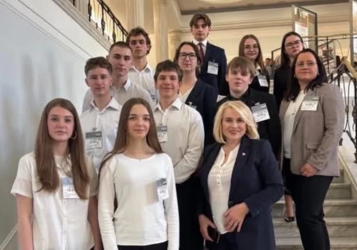 Ze szkolnych klas do Sejmu. Uczniowie z Jeleniej Góry promują edukację polityczną młodzieży