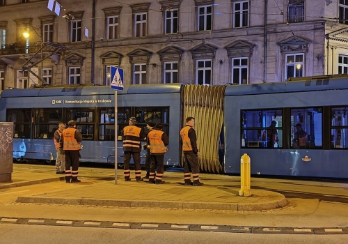 Zderzenie tramwajów przy Poczcie Głównej. Czy w tym miejscu tramwaje mogą się mijać?