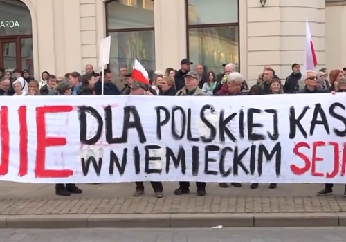 Nawrocki wstrzymuje ustawę o SAFE. Co na to Polacy?