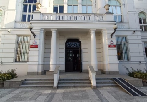 Miały być na studniówkę, trafiły do jej kieszeni? Skarbniczka balu studniówkowego z aktem oskarżenia