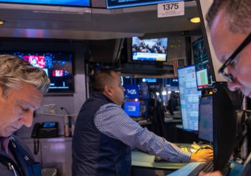 Giełdy w Europie nieznacznie falują. Zyskują walory banków, spółek zbrojeniowych i paliwowych