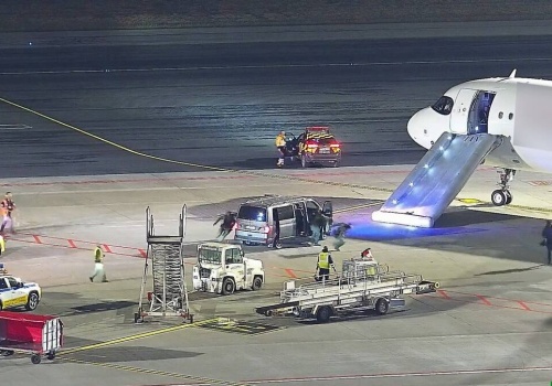 Uderzył członka załogi i otworzył drzwi. Szokujące sceny w samolocie do Warszawy