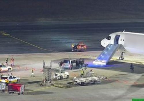 Otworzył drzwi samolotu i zjechał trapem. Potem zaczął uciekać