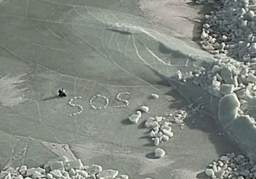 Lód na Bałtyku załamał się pod namiotem. Turystów uratował wielki napis SOS