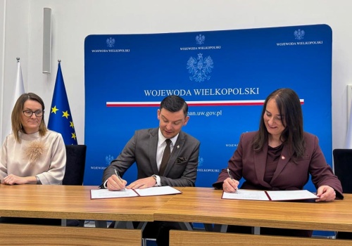 Podpisali umowę dotyczącą nowego placu zabaw