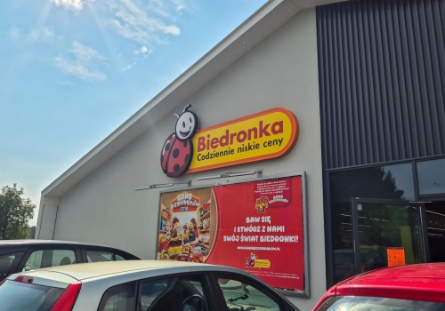 Biedronka rekrutuje młodych. Zarobią ponad 9 tys. zł na start