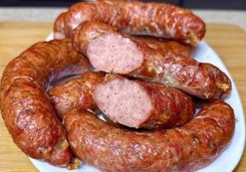 Domowa kiełbasa z piekarnika. Połącz 2 rodzaje mięs i aromatyczne przyprawy